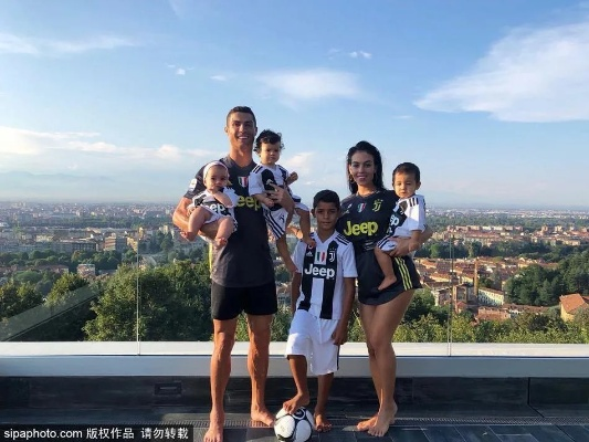 C罗求婚成功！9年爱情长跑终成正果，揭秘甜蜜瞬间
