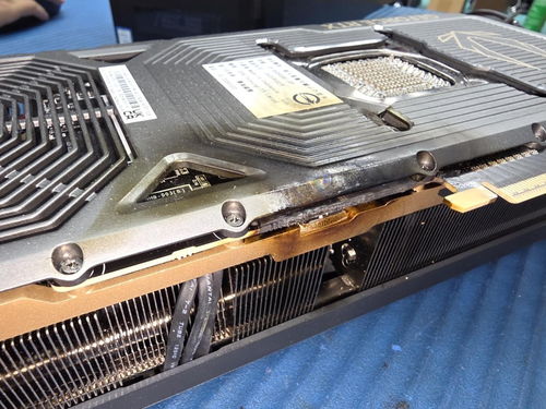 索泰RTX 5090战地6突发火灾！PCB熔化惊魂瞬间